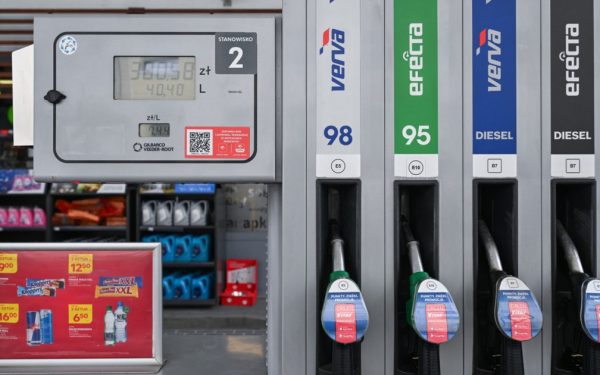 Polonia sfidează Europa: Menține plafonarea prețurilor la combustibili