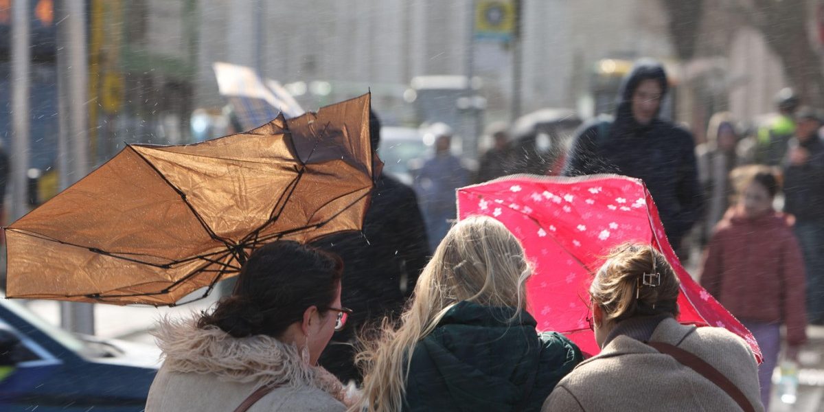 Vremea în România va suferi modificări drastice în următoarele zile, după o perioadă de temperaturi neobișnuit de ridicate, și va fi caracterizată de răcire accentuată, precipitații mixte și intensificări ale vântului