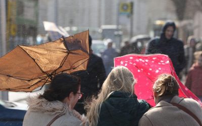 Vremea în România va suferi modificări drastice în următoarele zile, după o perioadă de temperaturi neobișnuit de ridicate, și va fi caracterizată de răcire accentuată, precipitații mixte și intensificări ale vântului