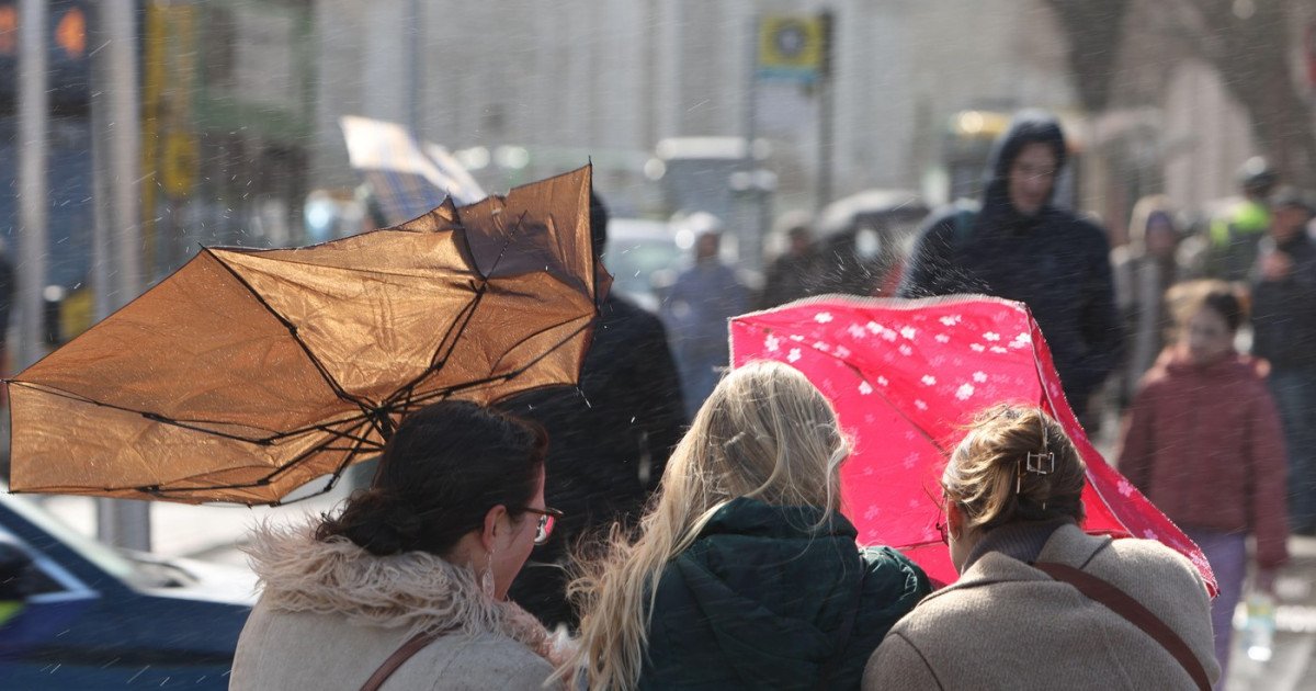 Vremea în România va suferi modificări drastice în următoarele zile, după o perioadă de temperaturi neobișnuit de ridicate, și va fi caracterizată de răcire accentuată, precipitații mixte și intensificări ale vântului