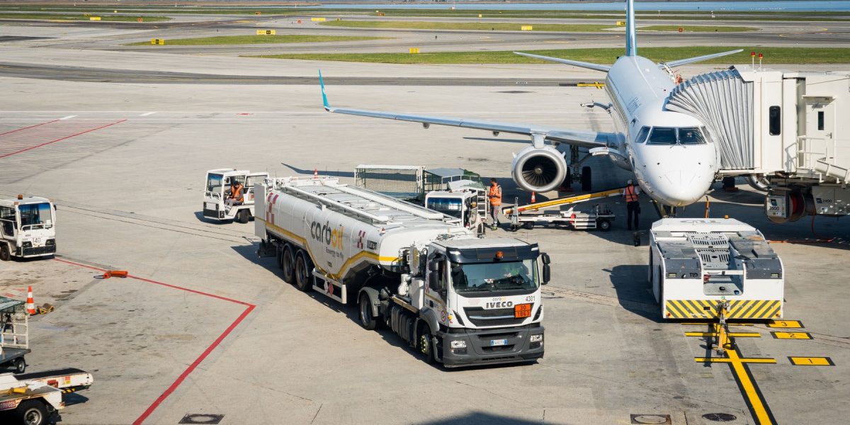 Temeri mari în Europa: Vacanțele de vară, în pericol din cauza combustibilului pentru avioane