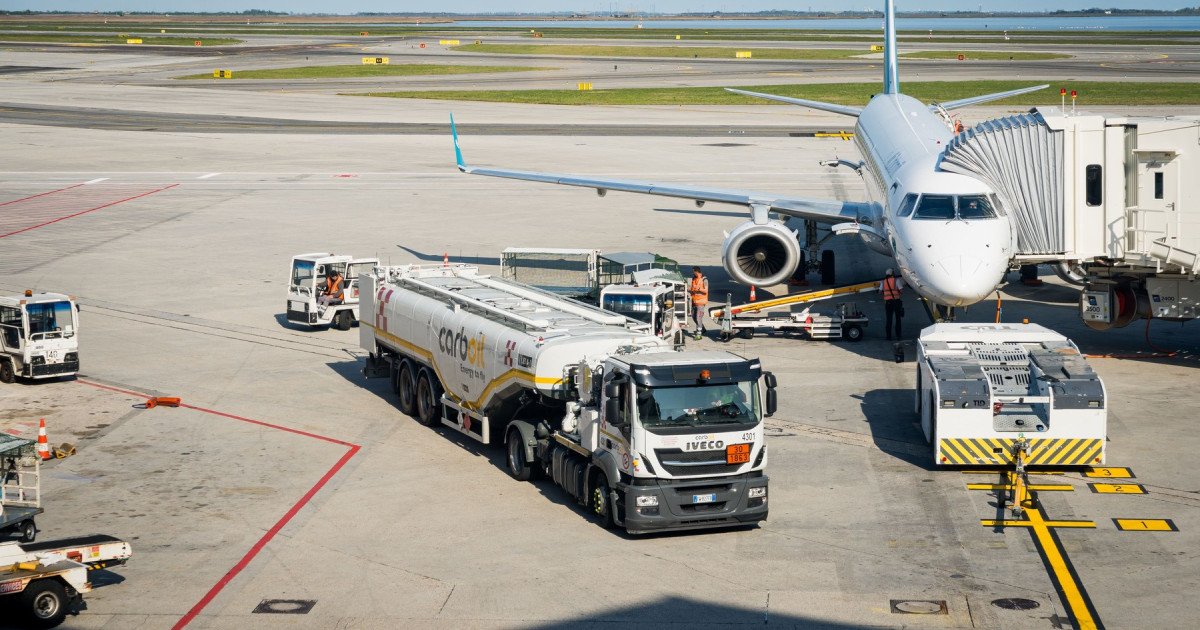 Temeri mari în Europa: Vacanțele de vară, în pericol din cauza combustibilului pentru avioane