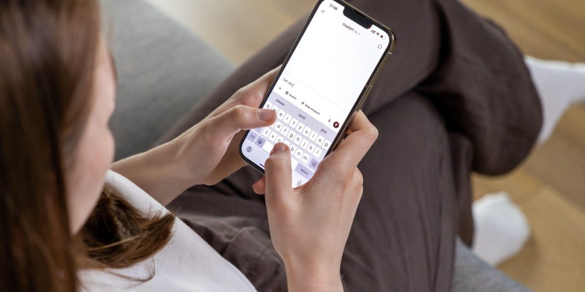 inteligența artificială le face pe oameni să accepte greșelile și pericolele lingușirii virtuale