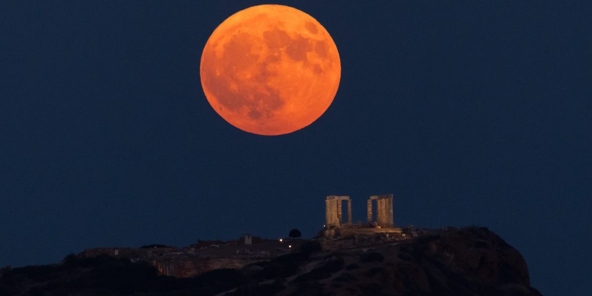 Evenimente astronomice spectaculoase în primăvara 2023: când și cum poți urmări Luna Roz și Luna Albastră