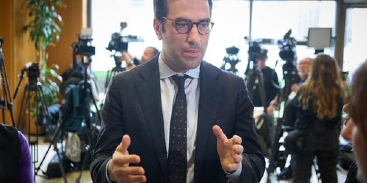 Miniştrii economiei din cinci state europene cer un nou impozit pentru companiile energetice Miniştrii Economiei şi Comerţului din Spania, Germania, Italia, Portugalia şi Austria au trimis o scrisoare către Comisia Europeană în care solicită introducerea unui impozit pe profiturile companiilor din sectorul energetic