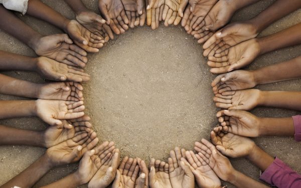 Români cu suflet: Adoptă orfani din Tanzania și le oferă o familie!