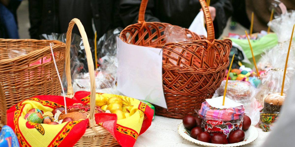 Ce alimente se împart de Paște: Pomana obligatorie și masa de Înviere