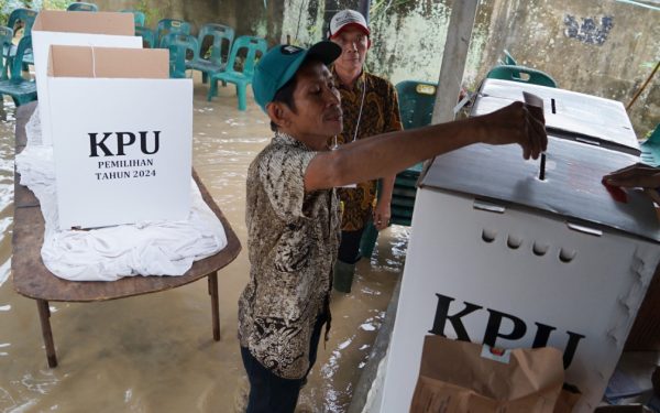 Avertisment sumbru de Ziua Pământului: Alegeri amânate din cauza vremii extreme