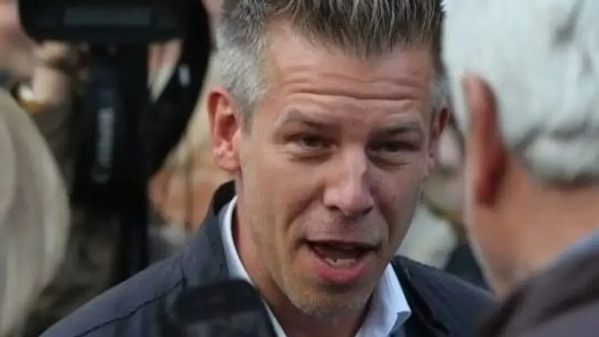 O nouă înregistrare audio, care implică o discuție privată, aruncă o umbră asupra poziției lui Péter Magyar, o figură centrală în dezbaterile privind războiul din Ucraina