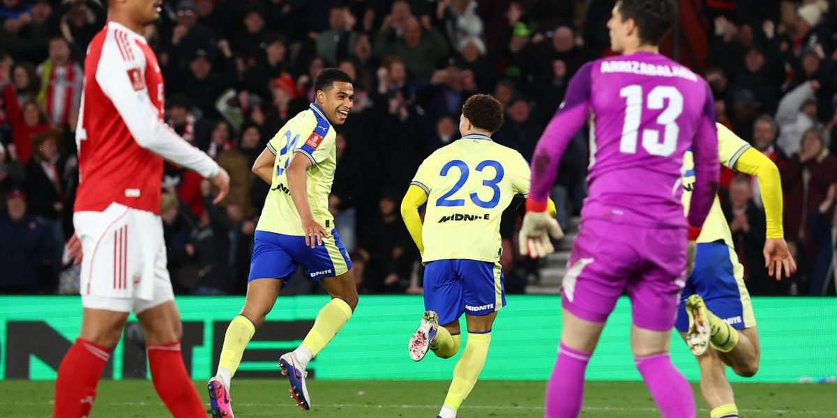 Arsenal, lider în Premier League, a fost eliminată surprinzător în sferturile Cupei Angliei, pierzând cu 2-1 în fața formației Southampton, ocupanta locului al șaptelea în Championship