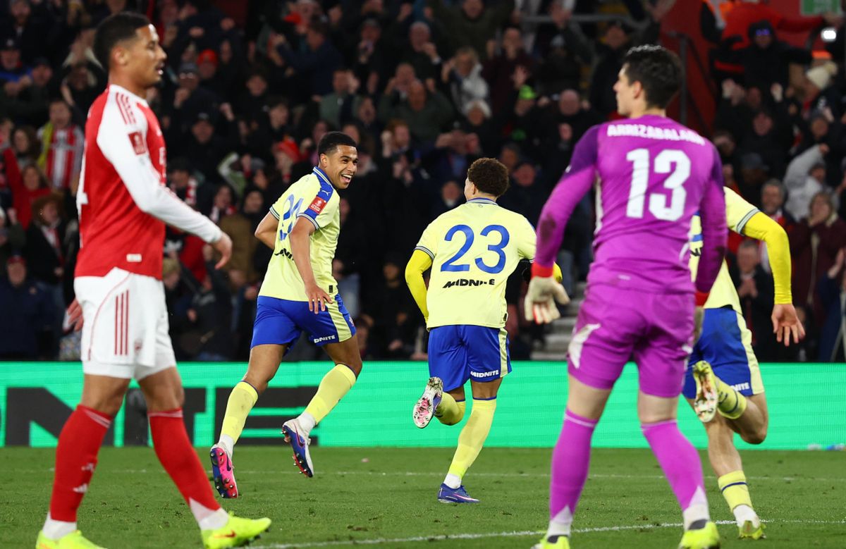 Arsenal, lider în Premier League, a fost eliminată surprinzător în sferturile Cupei Angliei, pierzând cu 2-1 în fața formației Southampton, ocupanta locului al șaptelea în Championship