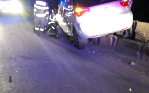 Accident grav în Bistrița-Năsăud: Trei bărbați, transportați la spital după impactul cu un podeț