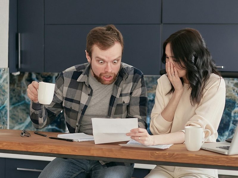 Majoritatea cheltuielilor gospodăriilor din România sunt destinate plății taxelor și contribuțiilor către stat Românii își dedică aproape o treime din bugetul lunar plăților către stat, fiind cel mai semnificativ element al cheltuielilor lor