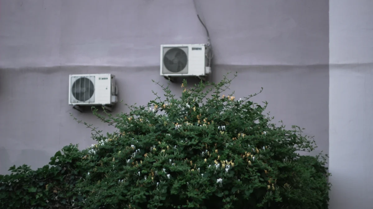 AER CONDIȚIONAT LA BLOC: Vecinii, la proces. Ce spune instanța