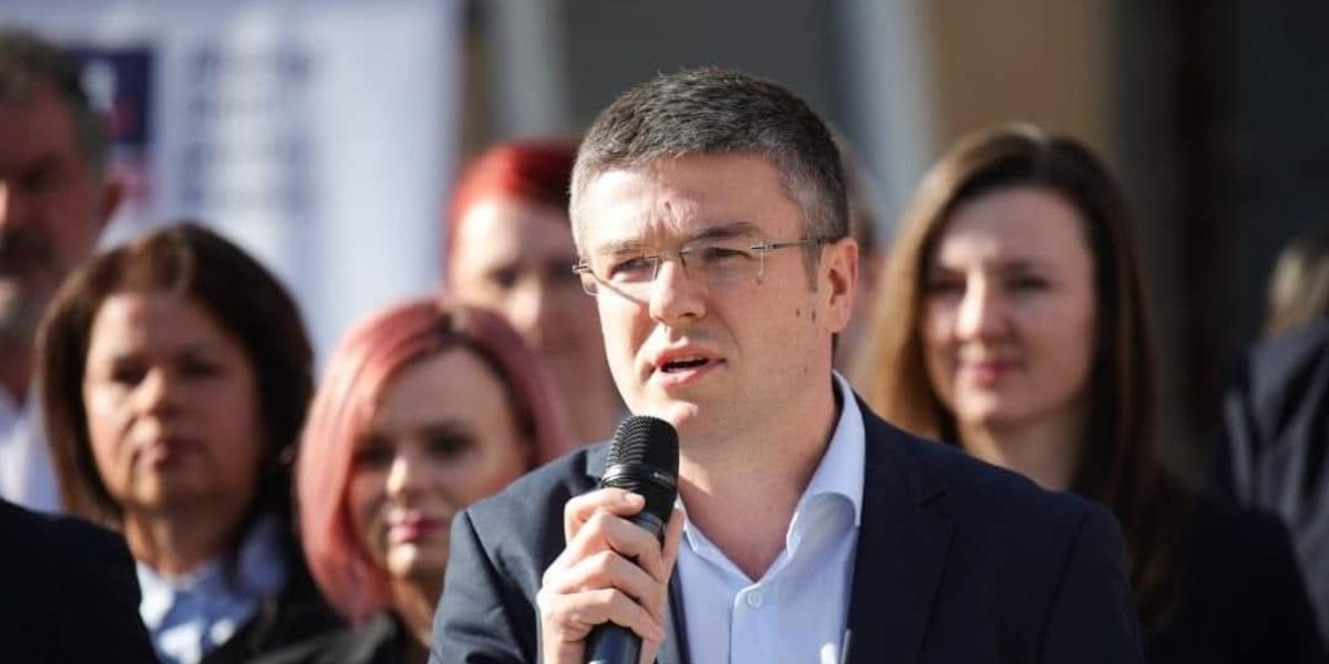 Guvernul a aprobat recent două acte normative care permit companiilor aflate în dificultate să-și plătească salariile angajaților prin mecanisme finanțate de stat