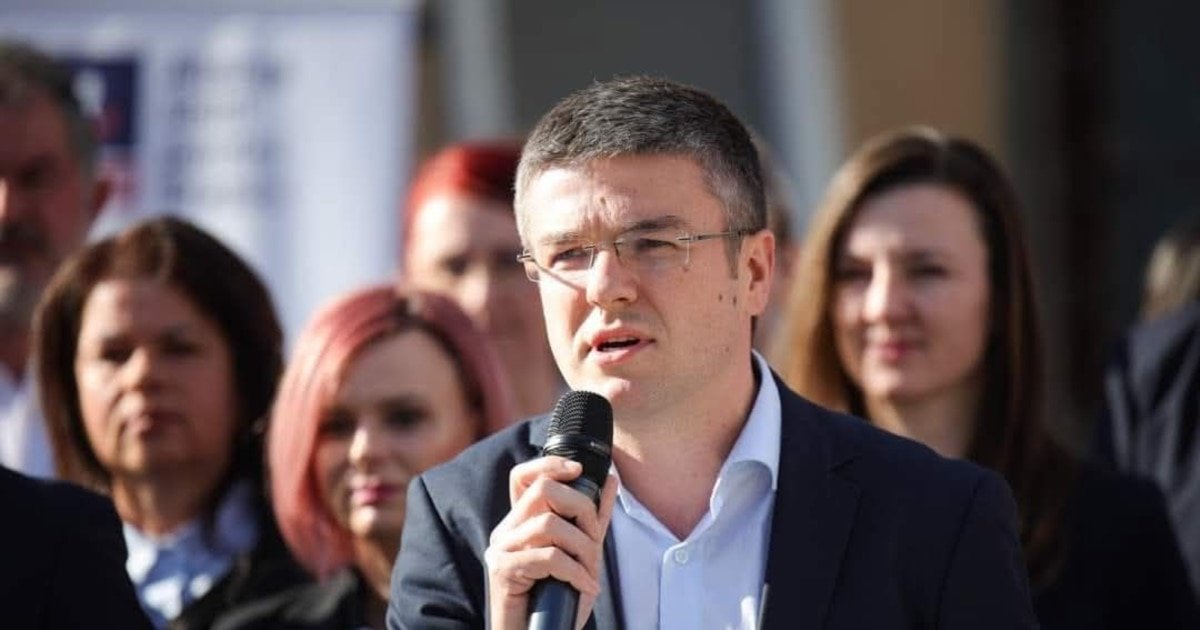 Guvernul a aprobat recent două acte normative care permit companiilor aflate în dificultate să-și plătească salariile angajaților prin mecanisme finanțate de stat