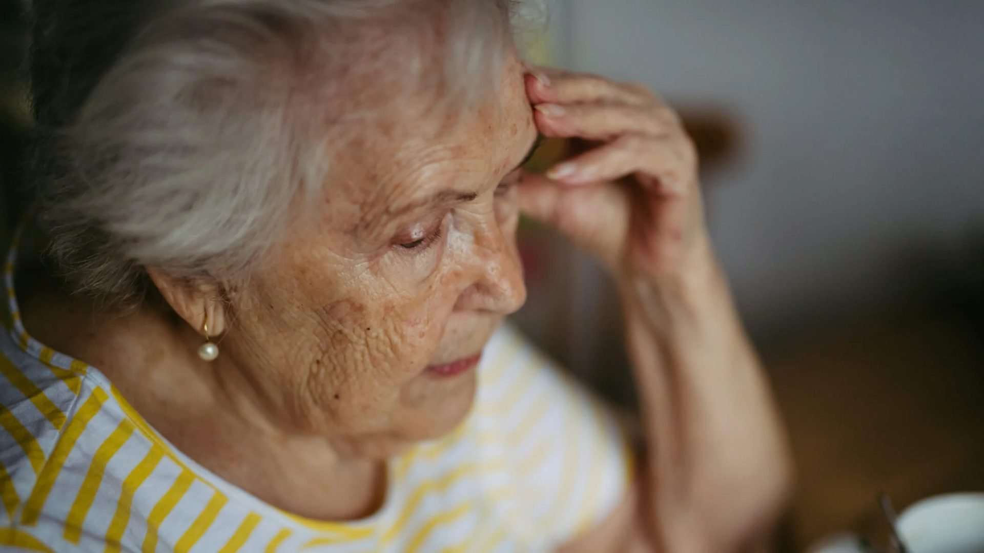 Pensionari, loviți crunt: Ajutoarele sociale, în pericol. Frica de sărăcie crește dramatic