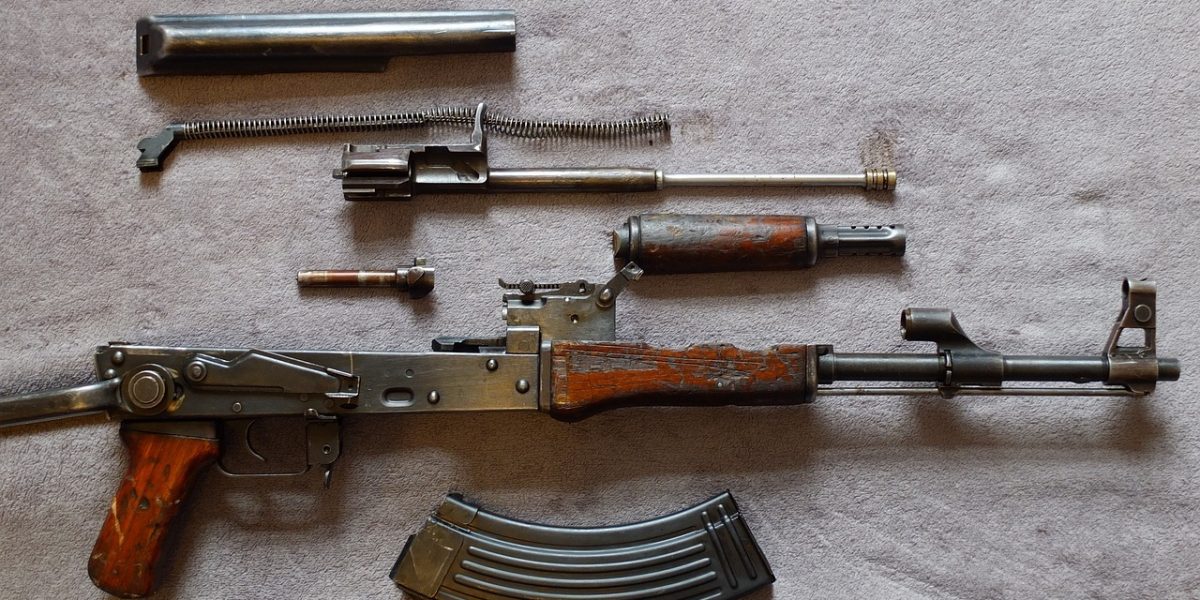 Șefii unei companii care importă armament și muniție pentru Armata și Ministerul Afacerilor Interne au fost trimiși în judecată de Parchetul General pentru nerespectarea regimului armelor și munițiilor, precum și pentru uz de armă fără drept, anunță Agenția de presă Rador, citând Radio București