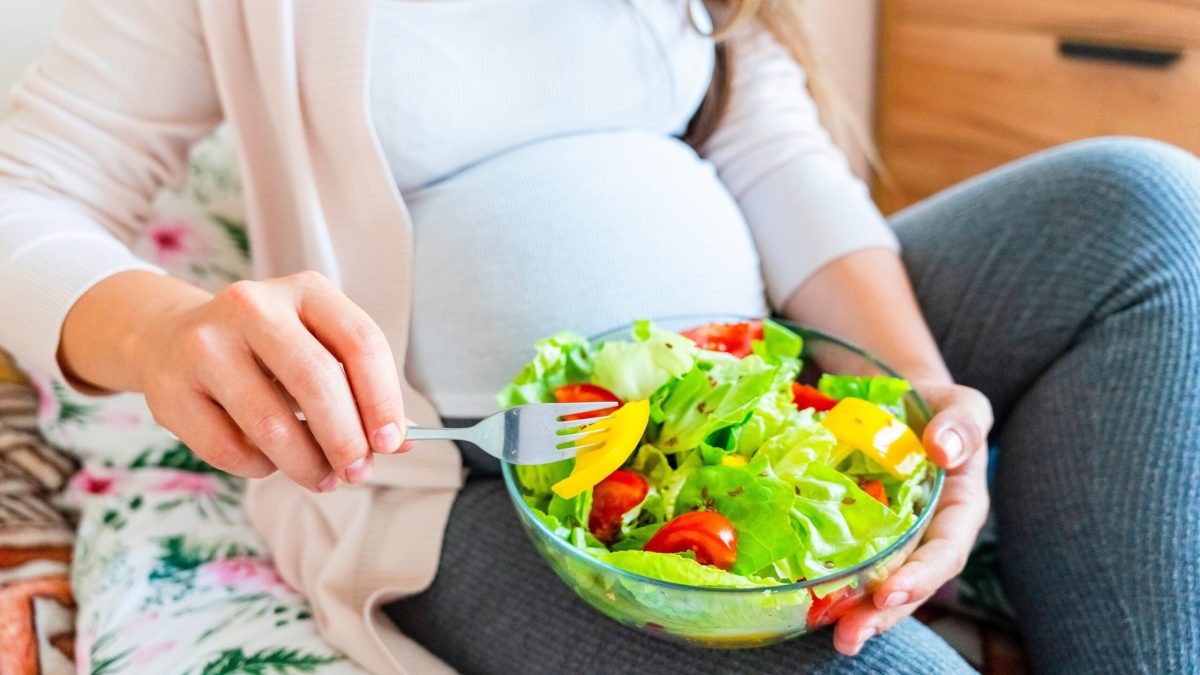 Ce NU mănâncă o gravidă? Ghid esențial pentru viitori părinți