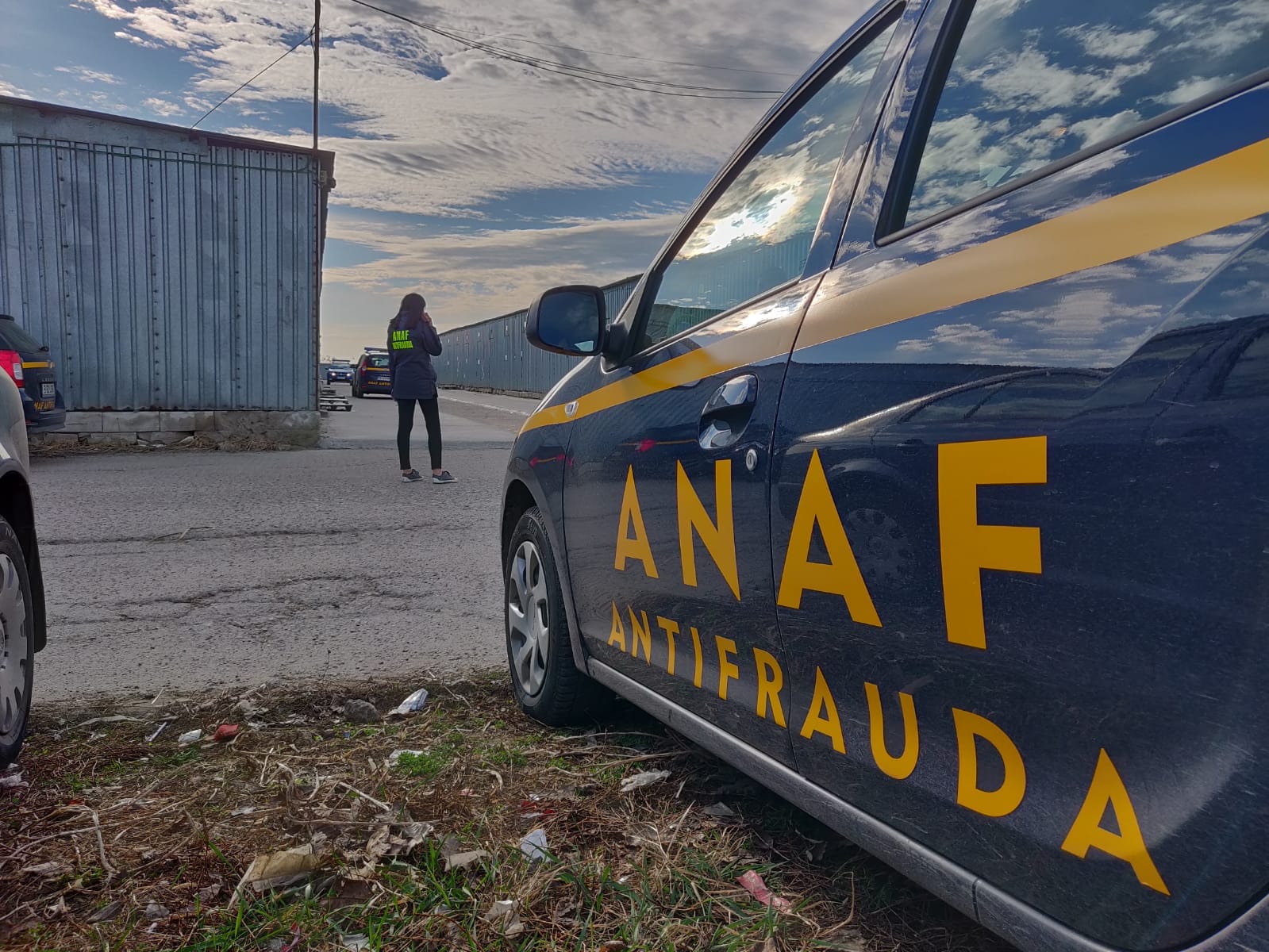 Autoritățile dau amenzi de 20.000 de euro în Ilfov pentru nereguli la importul de legume și fructe Patru firme din județul Ilfov care se ocupă cu depozitarea și comercializarea de legume și fructe importate au fost amendate cu o sumă totală de 100.000 de lei (aproximativ 20.000 de euro), după controale efectuate începând de luni de Antifrauda ANAF, Autoritatea Vamală Română (AVR) și Autoritatea Națională Sanitară Veterinară și pentru Siguranța Alimentelor (ANSVSA)