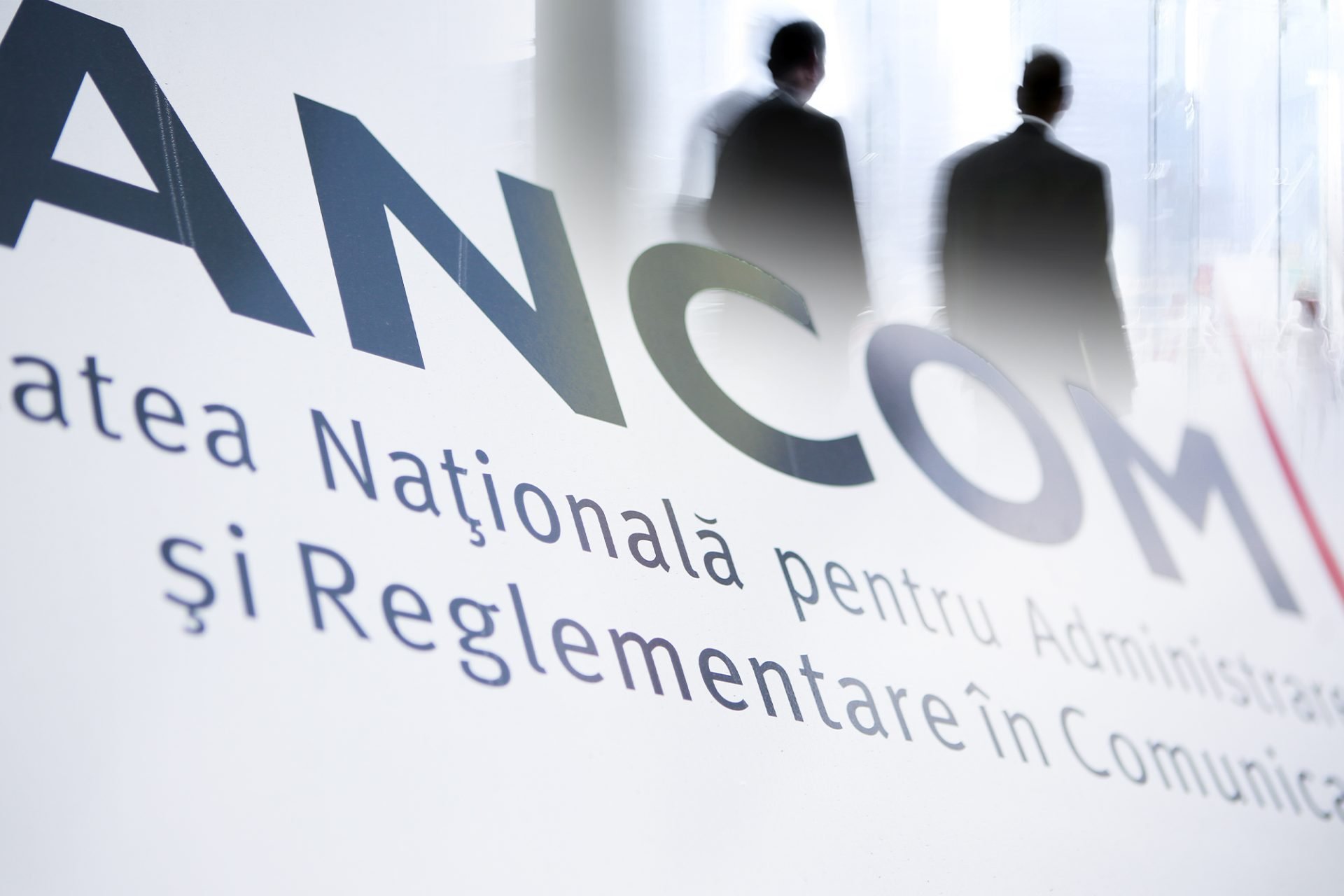 Sute de angajați ai Autorității Naționale pentru Administrare și Reglementare în Comunicații (ANCOM), condusă de VALERIU ZGONEA, au reușit să blocheze în instanță măsurile de reorganizare și concedierile, dar nu au scăpat de reducerile salariale