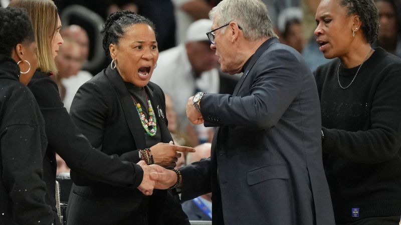 Antrenorul echipei de baschet feminin a Universității UConn, Gino Auriemma, și-a cerut scuze public pentru comportamentul manifestat în timpul meciului din Final Four, pierdut de echipa sa în fața celor de la South Carolina
