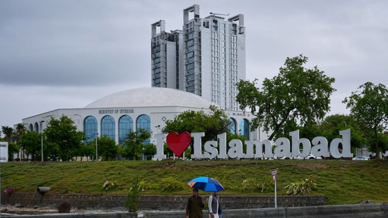 Străzile din Islamabad, capitala Pakistanului, au fost pustiite în urma unei sărbători publice de două zile, menită să impună o blocadă de securitate strictă