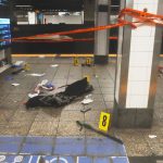 Atac sângeros la metroul din New York: Individ împușcat după ce a înjunghiat trei persoane