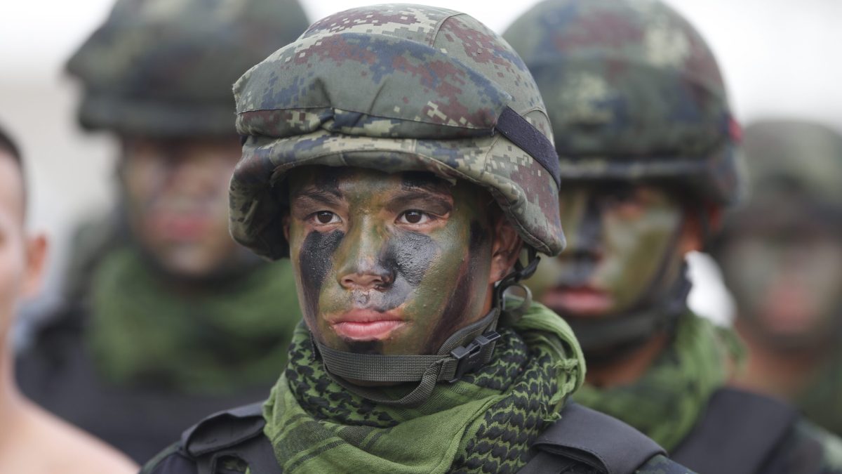 Bărbați din Thailanda, atrași de armată: Ce motive au?