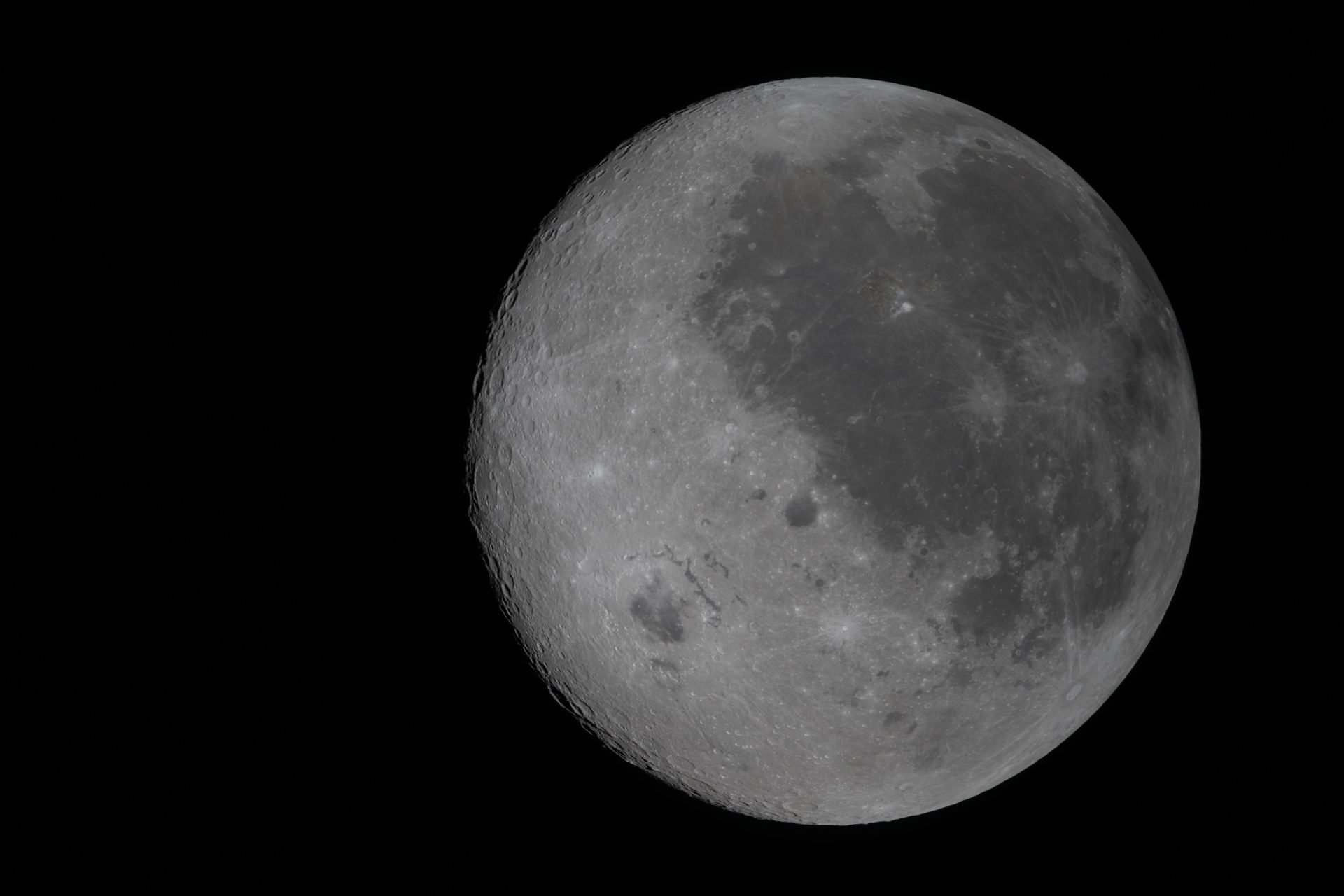 NASA a transmis actualizări în timp real despre misiunea Artemis II, care a atins un nou record de distanță parcursă de oameni în spațiu, depășind limita stabilită de misiunea Apollo 13