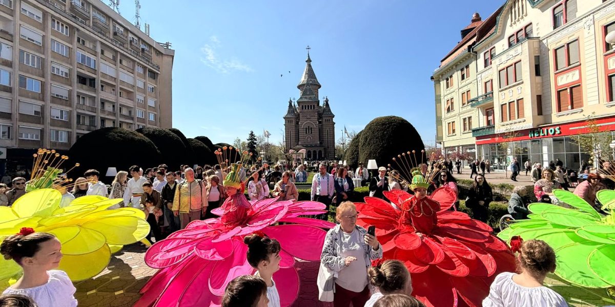 Timișoara transformă în această seară centrul orașului într-o adevărată grădină suspendată, la finalul unei zile dedicate florilor și artei stradale