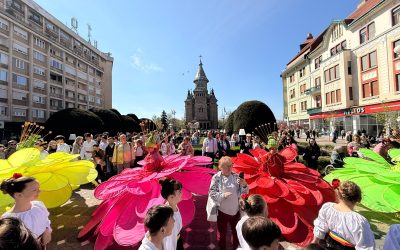 Timișoara transformă în această seară centrul orașului într-o adevărată grădină suspendată, la finalul unei zile dedicate florilor și artei stradale