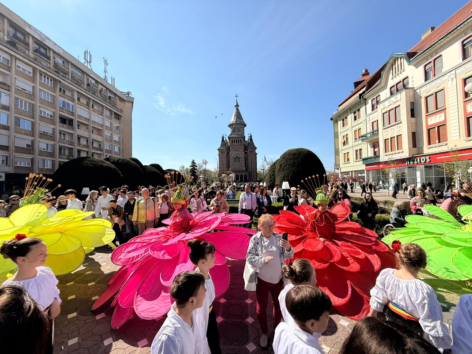Timișoara transformă în această seară centrul orașului într-o adevărată grădină suspendată, la finalul unei zile dedicate florilor și artei stradale