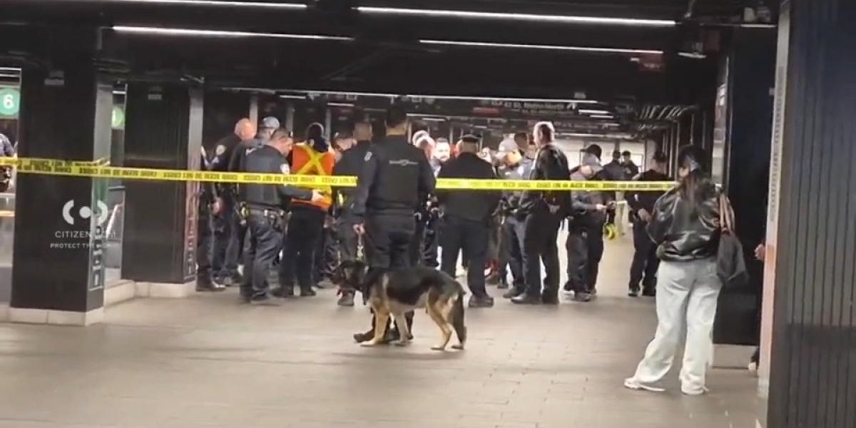 Atac cu maceta în NY: Trei răniți în metrou, suspectul, împușcat de polițiști