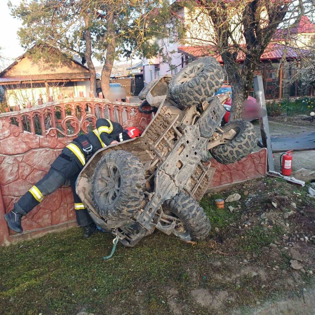 Accident de Paște: ATV răsturnat pe gard într-o zi de sărbătoare