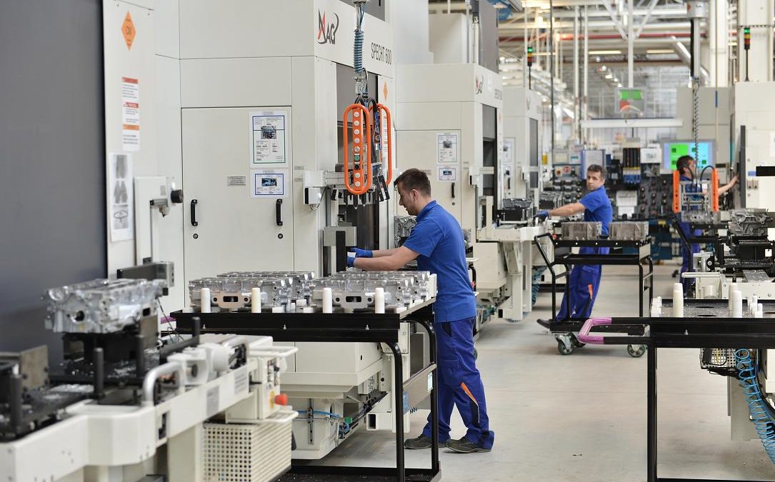 Activitatea industrială a ROMÂNIEI, în declin în februarie, cu excepția alimentelor