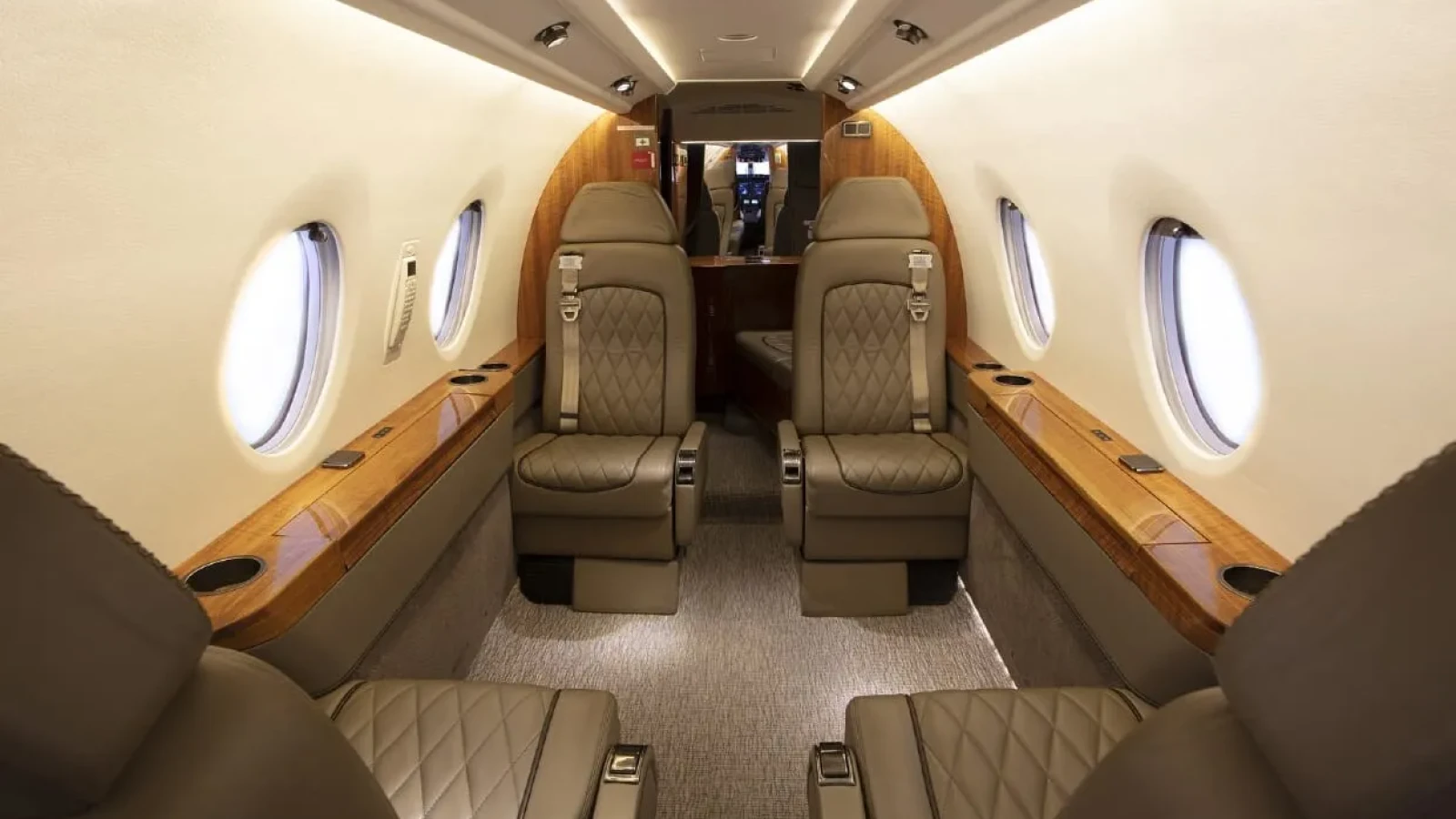 Sfânta Lumină, din zona de război, ajunge în România: Detalii despre avionul de lux și planul BOR