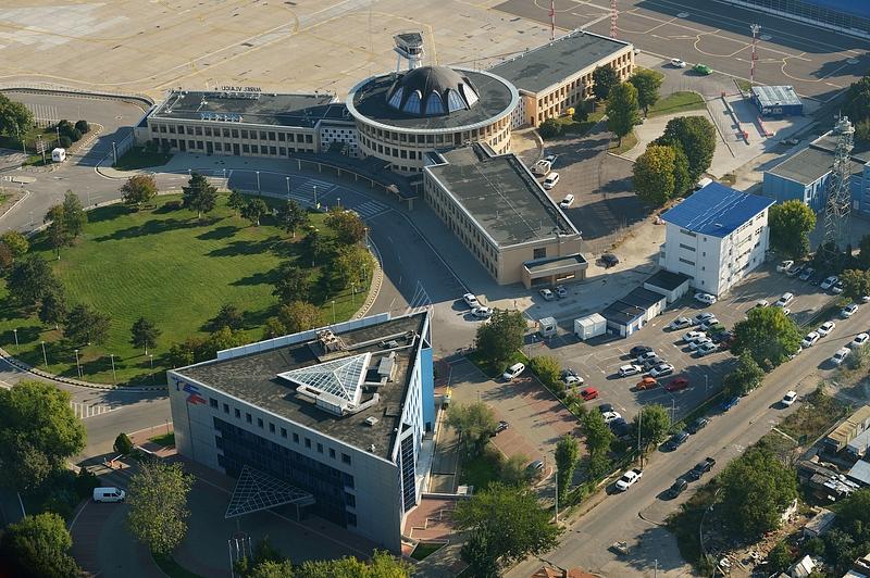 BUCUREȘTIUL, ATENT LA MODERNIZAREA AEROPORTULUI BĂNEASA Aeroportul Internațional „Aurel Vlaicu” Băneasa, al doilea aeroport al capitalei, după Aeroportul Internațional „Henri Coandă”, va fi modernizat