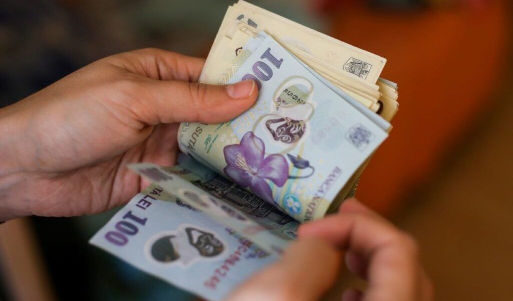 Așadar, salariul net pe care îl primește lunar un angajat din România este întotdeauna mai mic decât salariul brut, după ce sunt reținute taxele pentru asigurările sociale (CAS), contribuția pentru asigurările de sănătate (CASS) și impozitul pe venit