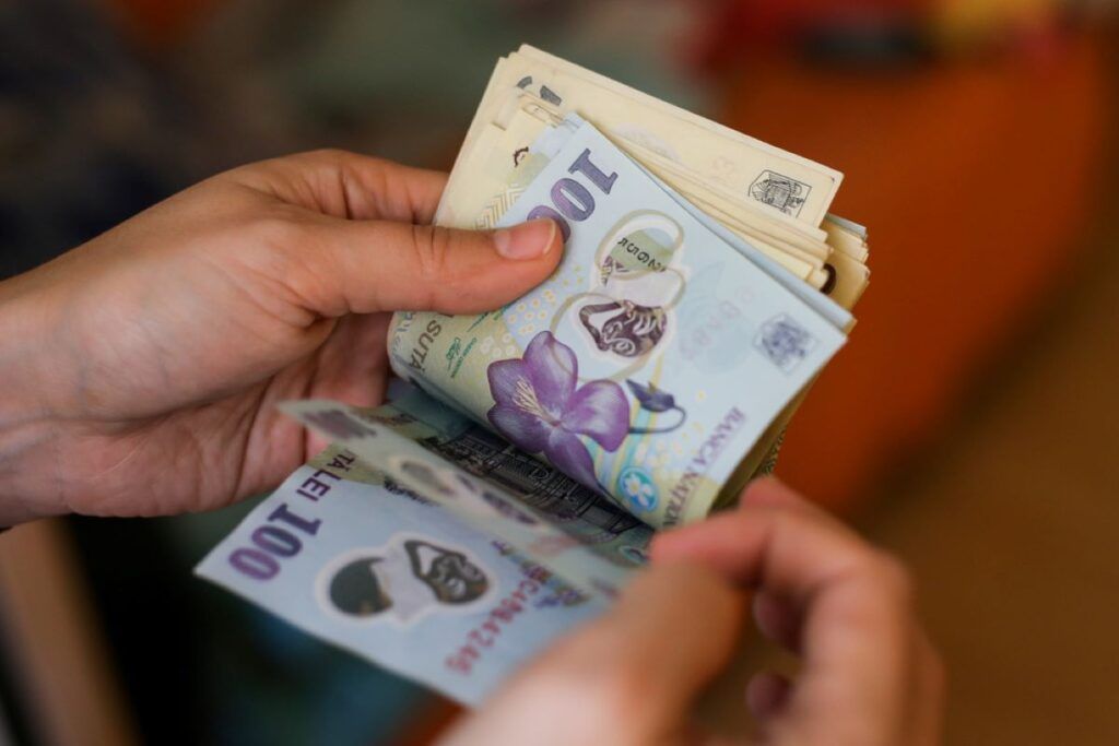 Așadar, salariul net pe care îl primește lunar un angajat din România este întotdeauna mai mic decât salariul brut, după ce sunt reținute taxele pentru asigurările sociale (CAS), contribuția pentru asigurările de sănătate (CASS) și impozitul pe venit