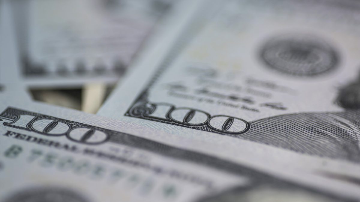 Chinezoaică furioasă aruncă 160.000 dolari de la balcon, după ceartă