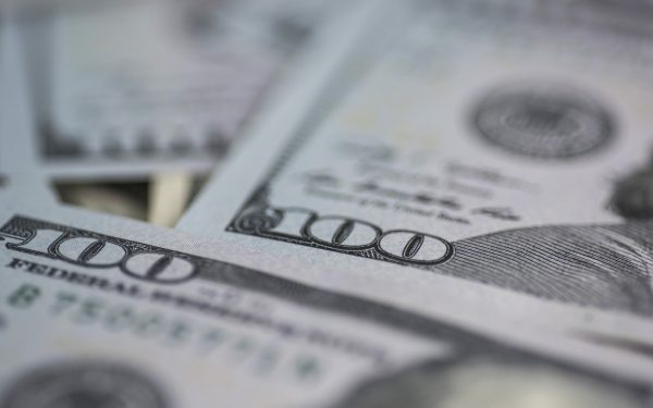 Chinezoaică furioasă aruncă 160.000 dolari de la balcon, după ceartă