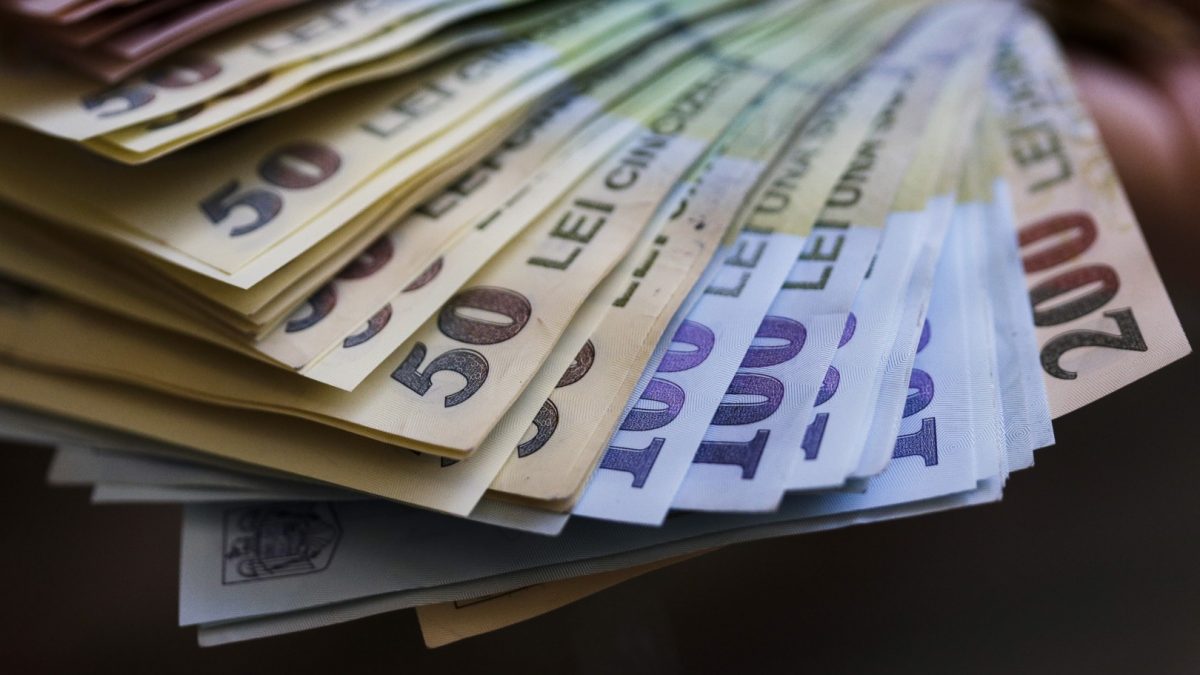 Magistrații cu vechime, pe cale să primească salarii MĂRITE cu 50%