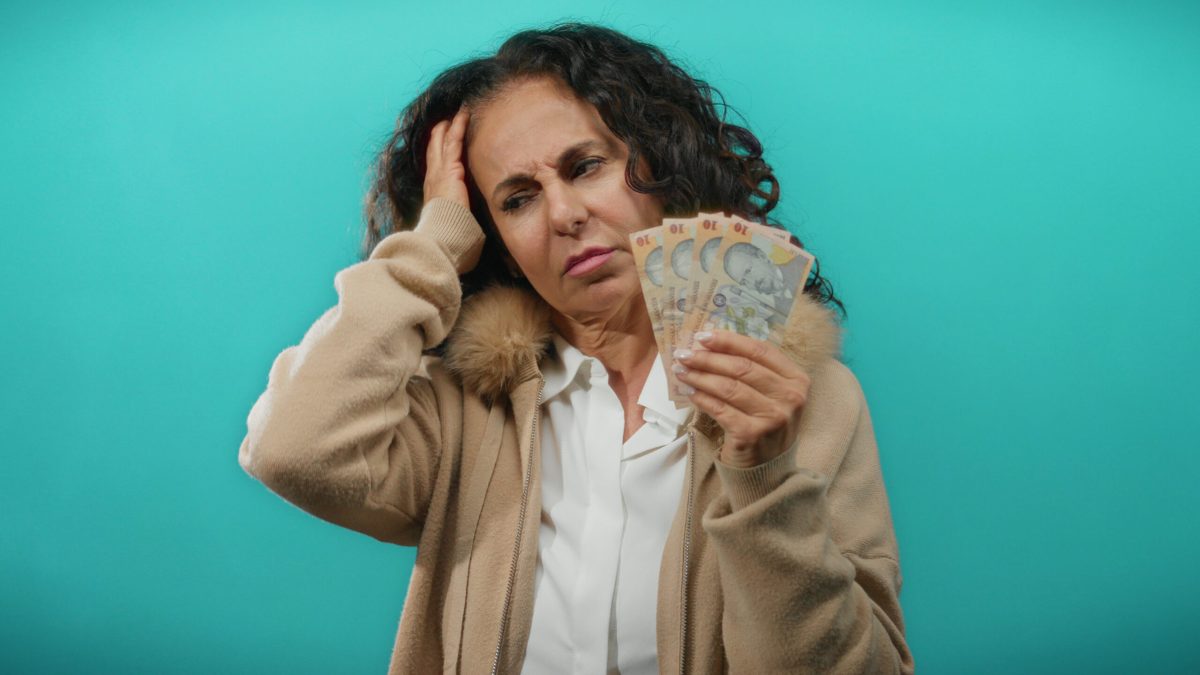 Taxă-șoc pentru turiști: Românii, puși să plătească în plus, deși au contracte