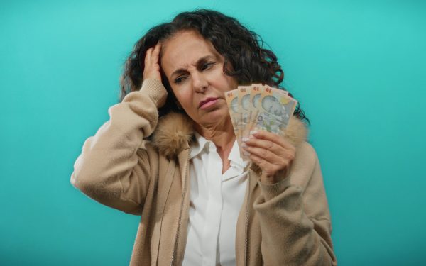 Taxă-șoc pentru turiști: Românii, puși să plătească în plus, deși au contracte