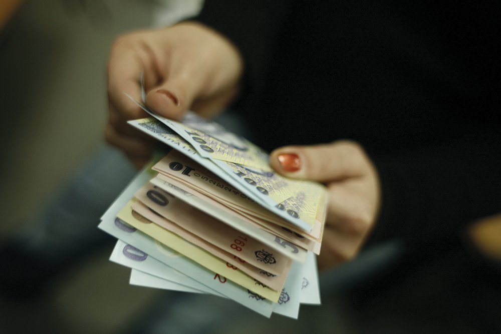 Veniturile medii lunare ale gospodăriilor din România au înregistrat o ușoară scădere în trimestrul IV 2025 Veniturile bănești medii lunare ale românilor au scăzut cu 0,2% în ultima parte a anului trecut, ajungând la 8.863 de lei pe gospodărie, adică 3.566 de lei pe persoană, conform datelor publicate recent de Institutul Național de Statistică