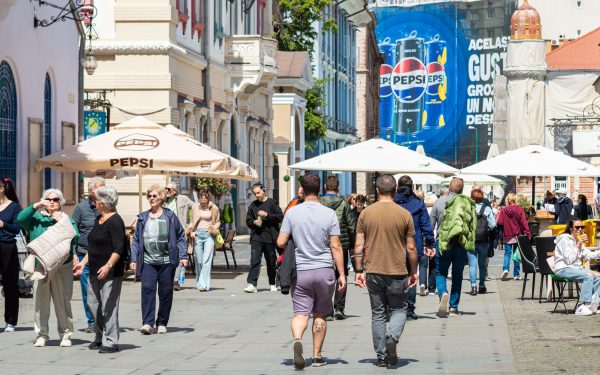 Muncă: Bărbații domină piața din România, femei dezavantajate