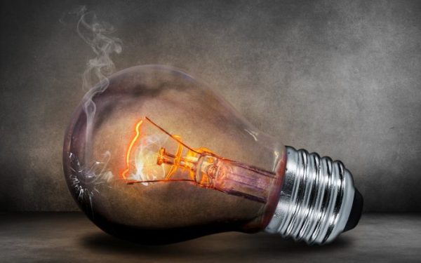 Scumpirea electricității: Românii, loviți de creștere cu 57% în martie