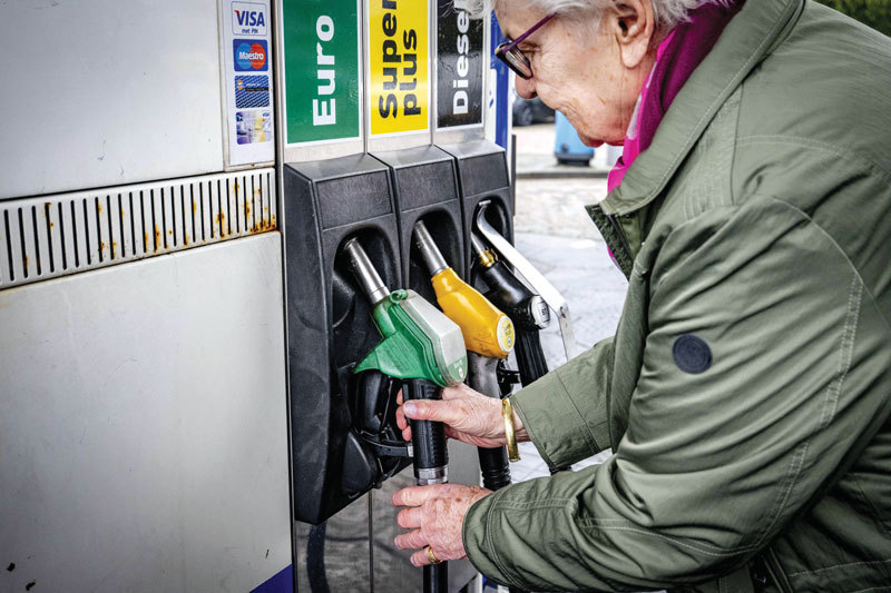 Proteste FURIOASE în Irlanda: Poliția le consideră ilegale, din cauza prețurilor la combustibil