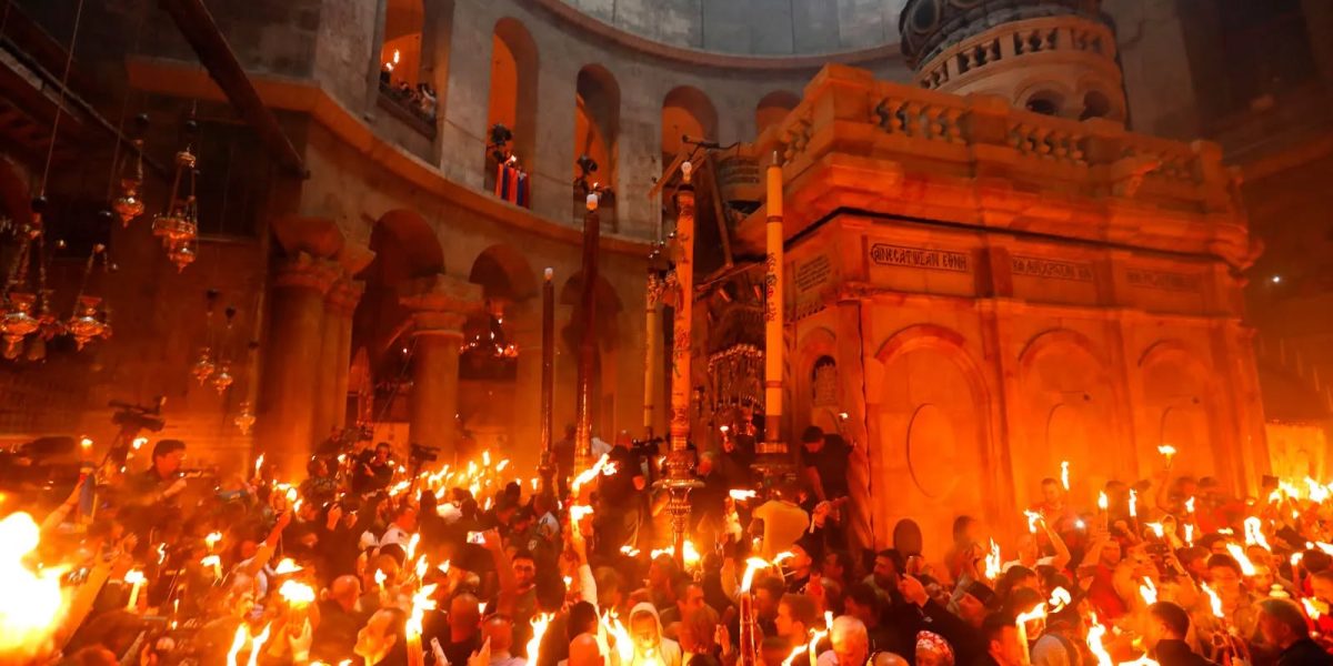 Biserica Sfântului Mormânt din Ierusalim a fost redeschisă după 40 de zile de restricții, oferind credincioșilor posibilitatea de a participa la ceremoniile pascale, inclusiv la primirea Sfintei Lumini